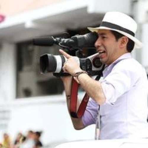 Foto Studio Lady Profile Picture